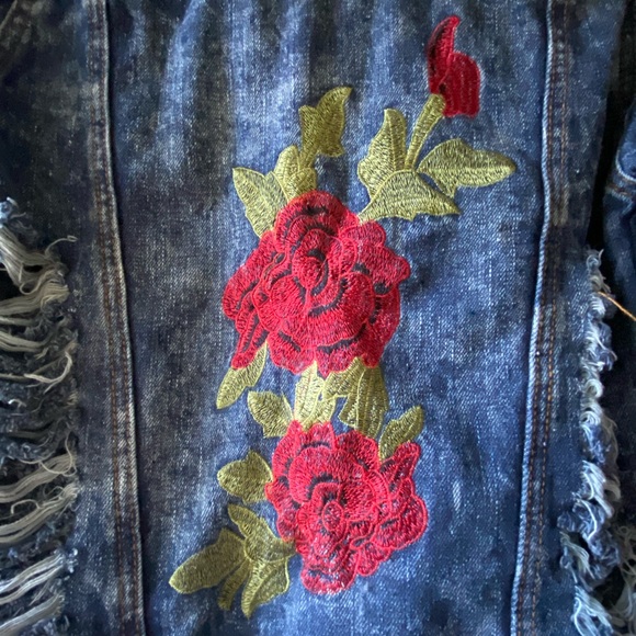 Jean jacket with tears and rose embroidery - Picture 3 of 4